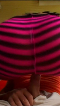 Slutty berambut cokelat dengan pantat besar mencintai anal