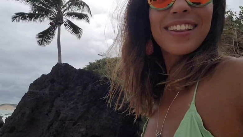 Srta XXX: 지나가는 사람들과 해변에서 노는 아름다운 브라질 소녀