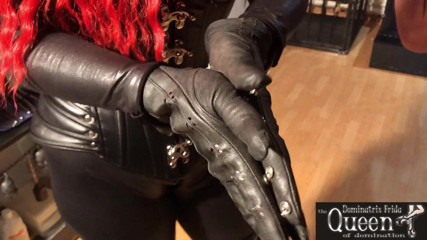 Dominatrix Frida: Regina Dominatrix Frida cu sclavul ei în diverse sesiuni de BDSM și...