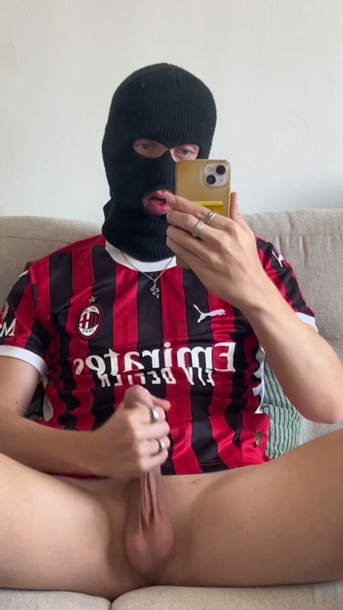 Axton Drake: L'arrapa fratello Milan Calcio schizza carico