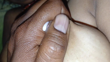 seema: Yenge vücuduna yağ uyguluyor