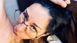 L'insegnante puttana l'ha scopata nel culo all'esame, sborrata sul suo viso.