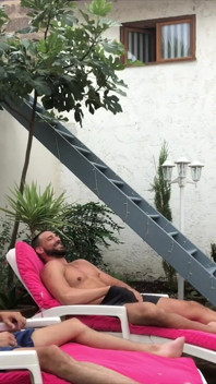 Dos chicos de Kyoung follan al aire libre