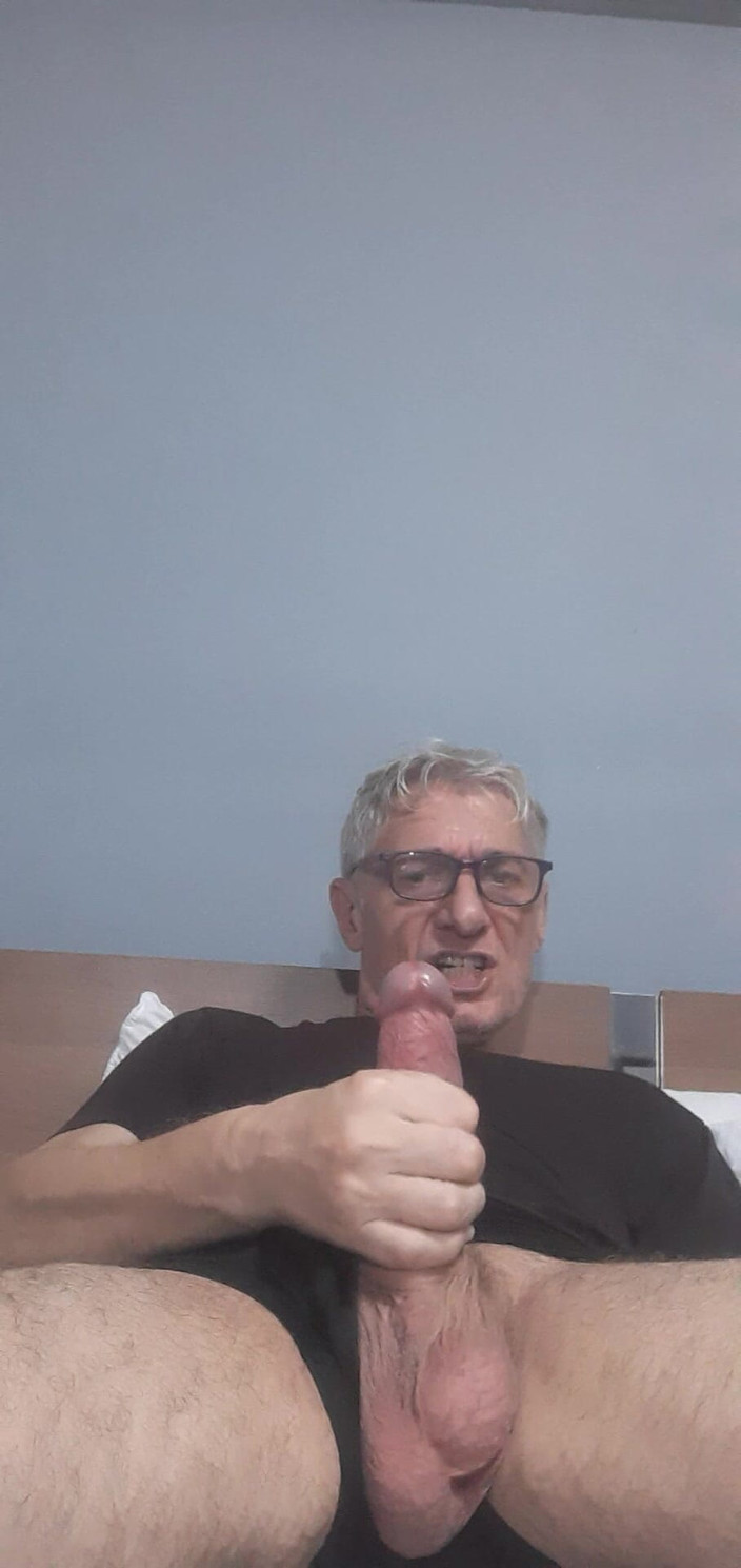 Big uncut hard cock: Masturbazione di un grande cazzo mostruoso