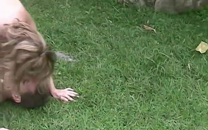Homegrown Video: Fofa loira Nina é no jardim