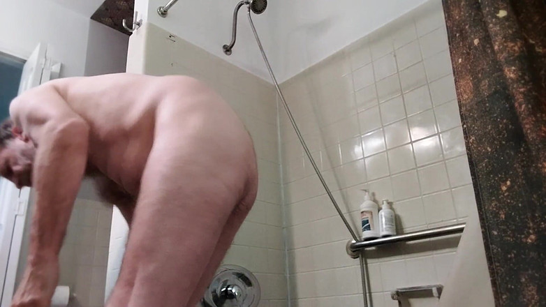 Hairyartist: Aidez mon beau-père à se savonner