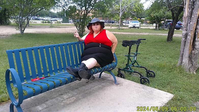 BBW nurse Vicki adventures with friends: Медсестра Вики курит в парке на скамейке, вся разодетая