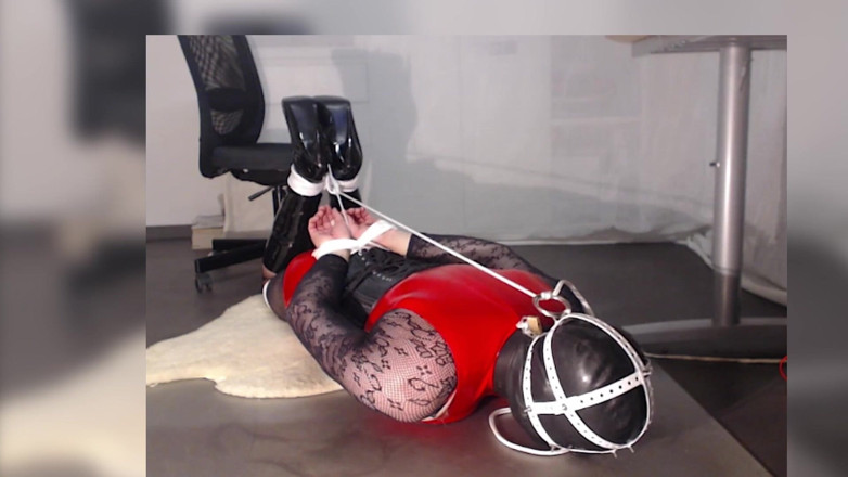 Chatuser: Legată în cizme, plasă, costum roșu din pvc și mascat. Se străduiesc...