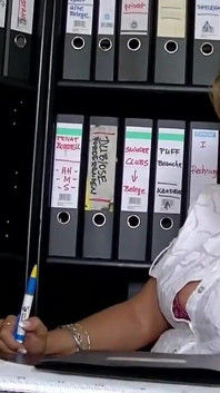 Gruba stara świnia dostaje swojego kutasa wciągnięty przez dwie dojrzałe dziwki biseksualne