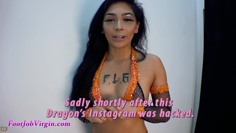 FootJobVirgin: Dragonul sexy își arată picioarele frumoase într-un scurt spectacol cu tălpi sexy