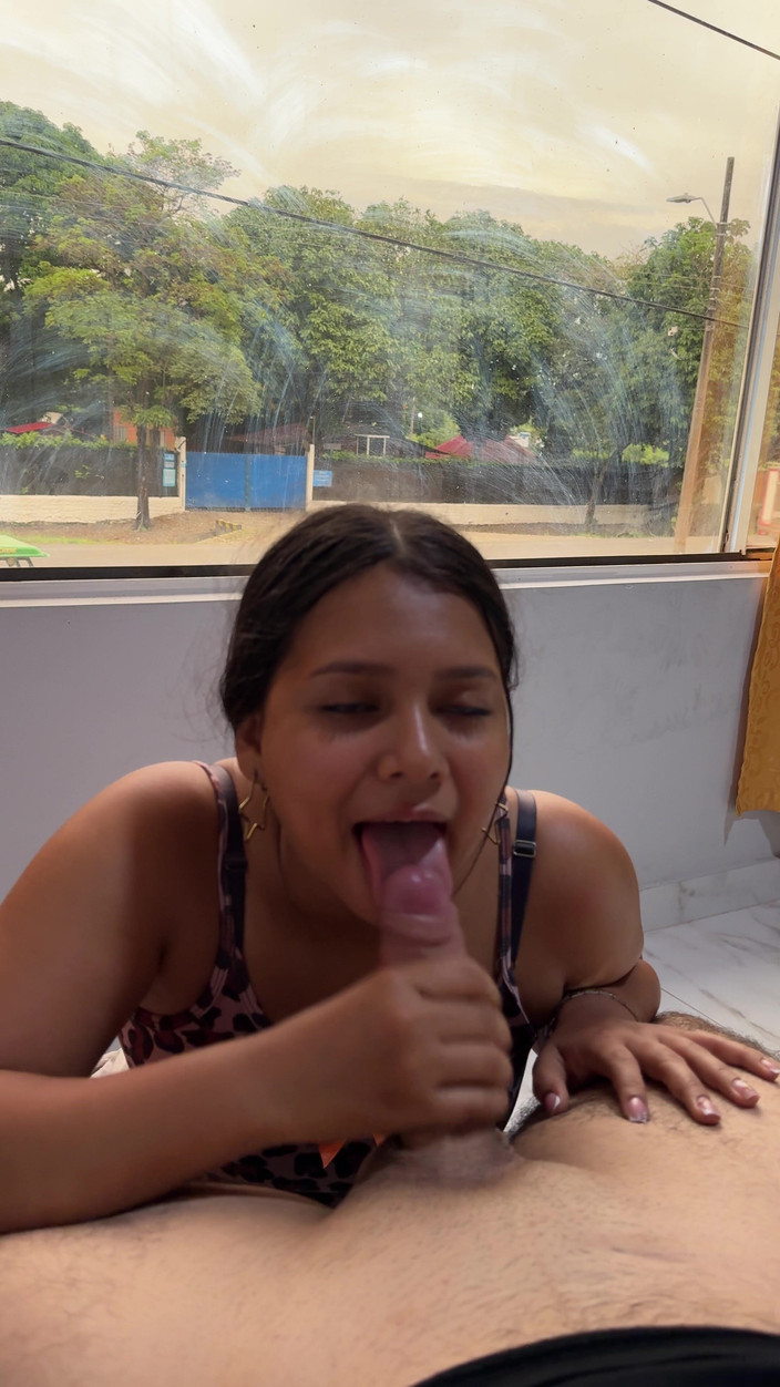 EMY_AND_JONH: Sie liebt es, mich auf meinen Schwanz zu springen, während...