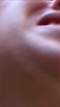 Piękna milf sika na żywo i cipkę otwiera mały kutas