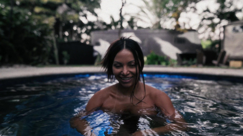 BrandySalazar: Geile latina am pool, buttplug, analspiel bis riesiges squirt vor...