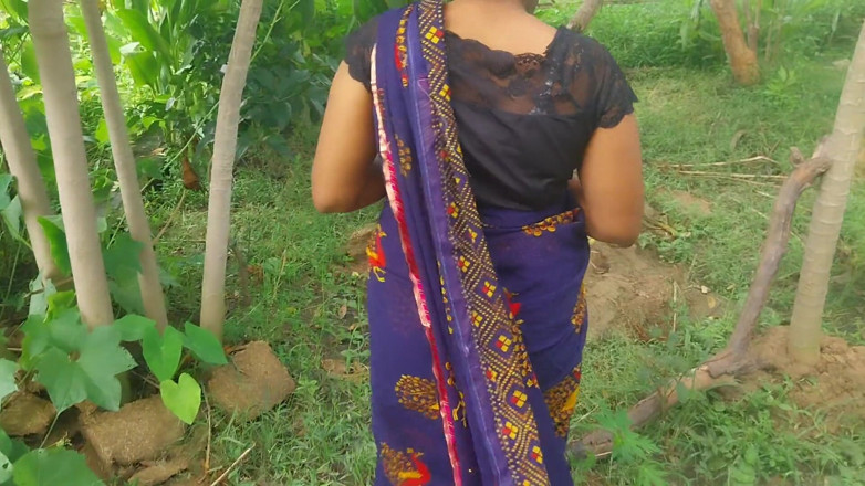 Pooja raniji: Pooja Bhabhi Outside Garden Hot Fucking Video