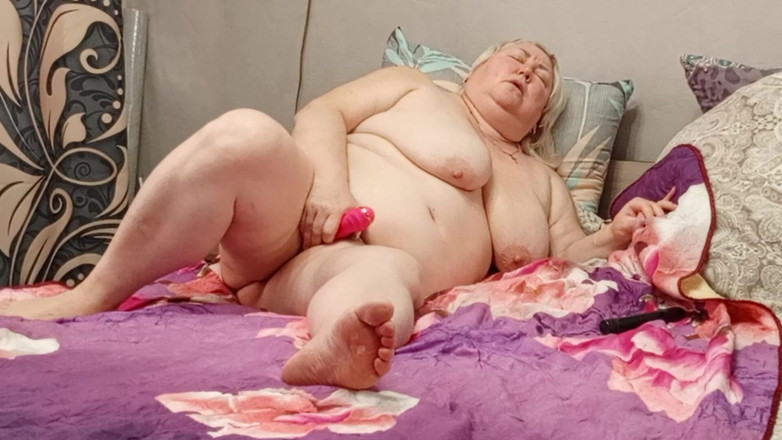 Zona901: Madrasta se fode em uma buceta grande com brinquedos