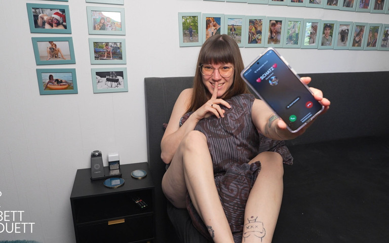 Custom Video - Pussy Teasing While Talking on Phone (Bett Duett) Custom Video - Pussy Teasing While Talking on Phone (Bett Duett)