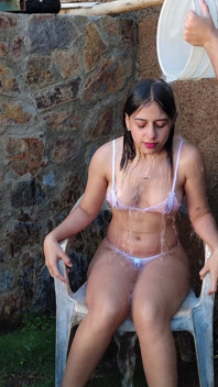 Jasmine poartă haine transparente și se udă
