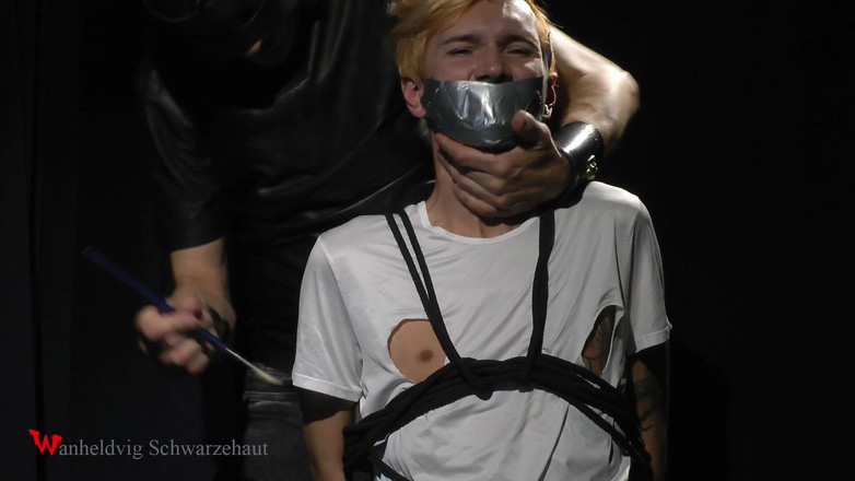 Wanheldvig: Nicky zerreißt die Kleidung und kitzelt