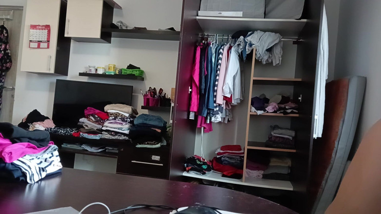 Amateur_MS: Wanita amatur berseronok mencuba pakaian dan memotongnya