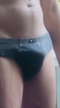 Băiatul amator își udă brusc pantalonii chiar în fața prietenului său