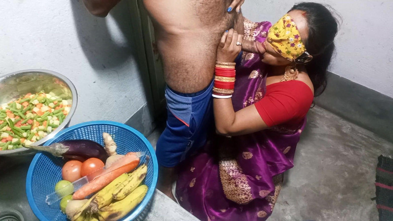 FireeCouple: セクシーなbhabhi xxxゃの台所でながら、朝に料理