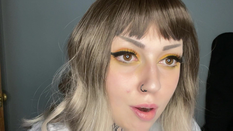 Miss Valentina: Masturbare în pat lângă soție