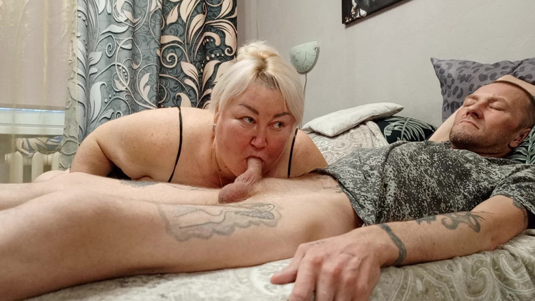 Zona901: Di akhir pekan, tetanggaku nyepong kontol dan telan sperma hangatnya...