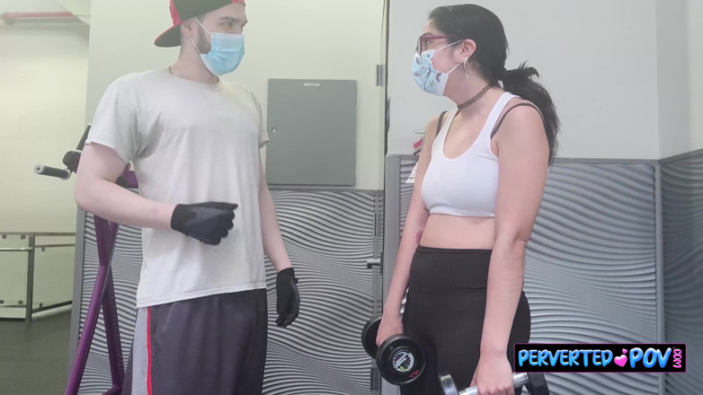 Perverted POV: Onlyfans-modell bekommt inhalt von einem typen im fitnessstudio