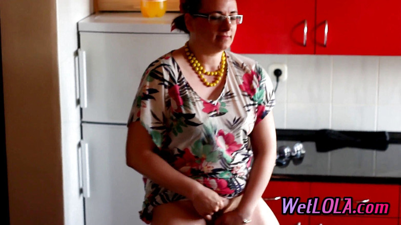 Wet Lola: Зрелая женщина пьет сок и писает по всему полу кухни, играя со своей киской