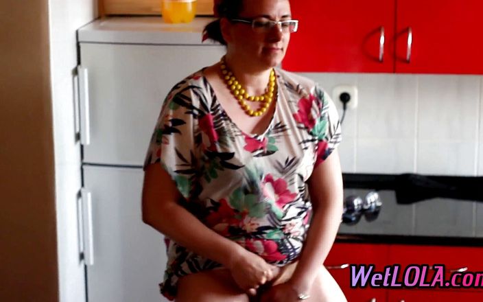 Wet Lola: Olgun kadın amıyla oynarken mutfak zemininde meyve suyu içiyor ve çişini...
