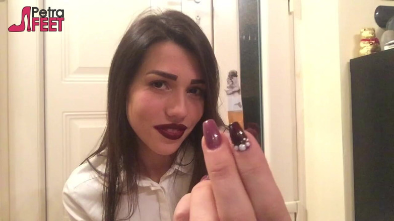 Smokin Fetish: Süper seksi İtalyan kız sigara içerken herkesi azdırıyor