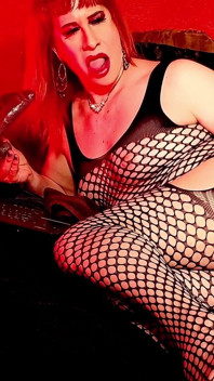 La milf più piccola sissy si distrugge il culo con un enorme dildo nero
