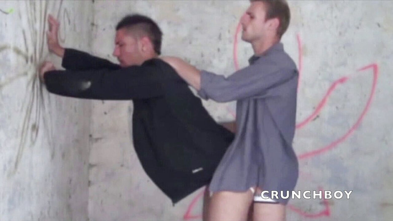 EXHIB BOYS: Enzo se fait baiser par Leo, une travailleuse sexy en...