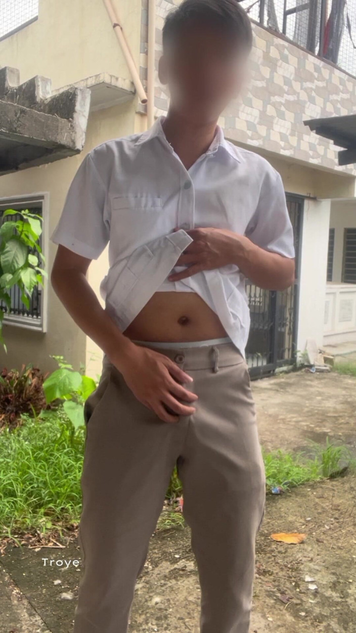 Troye_AsianPinoy: La studentessa delle superiori viene sborrata massicciamente