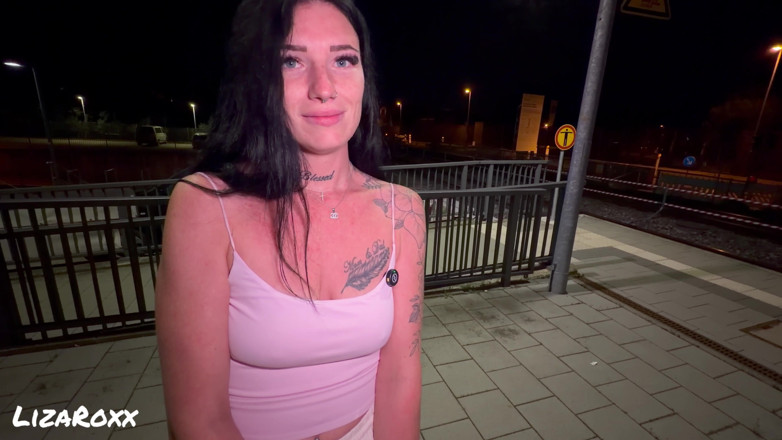 LizaRoxx: Risky Smoking Blowjob Am Bahnhof