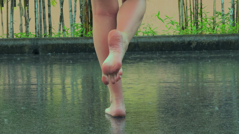 WildLonelyFlower: Bare Legs in the Rain