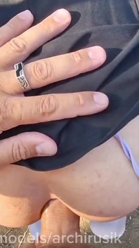 路人都震惊了，高速公路上的一个女男孩吸吮并被操屁股，直到他射精。独家恍惚视频