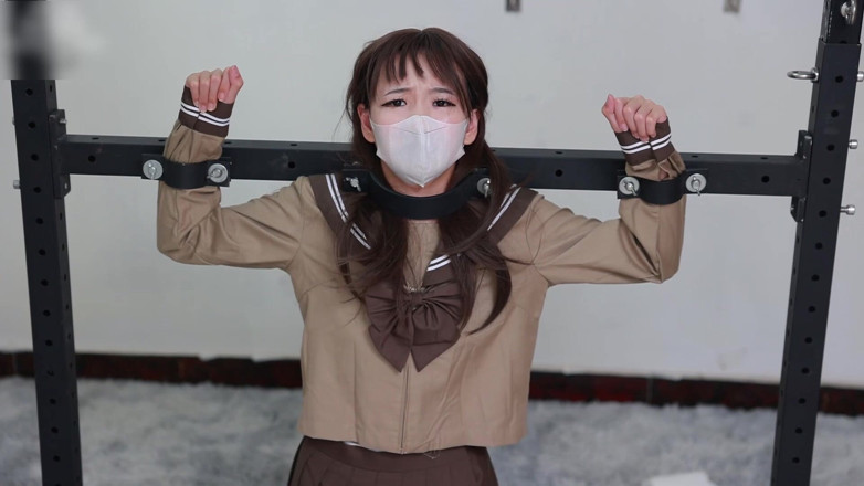Asian bondage: Метал зв'язує її руки, мотузки — ноги, а білі шовкові ноги лоскочуть