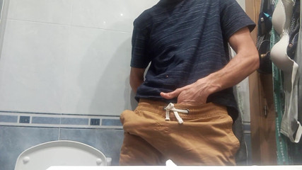 Elvissc: Tipul cu pula uriașă atât de grasă în pantaloni, el o...