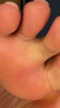 Gadis kulit hitam lagi asik muasin dirinya pakai sepatu hak tinggi hitam sambil pamer pedikur baru di kakinya