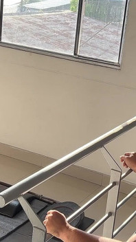 Tubuh aduhai di gym bi2 pejuhnya mengalir