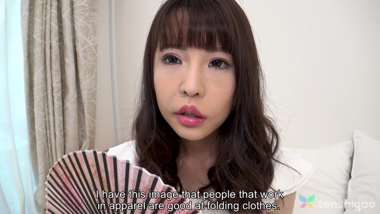 Tenshigao: Aya je osamělá obchodnice, která miluje chodit do kočičích kaváren