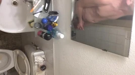 Pissen, aftrekken en sperma op mijn kin