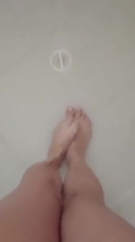 シャワー中のセクシーな足