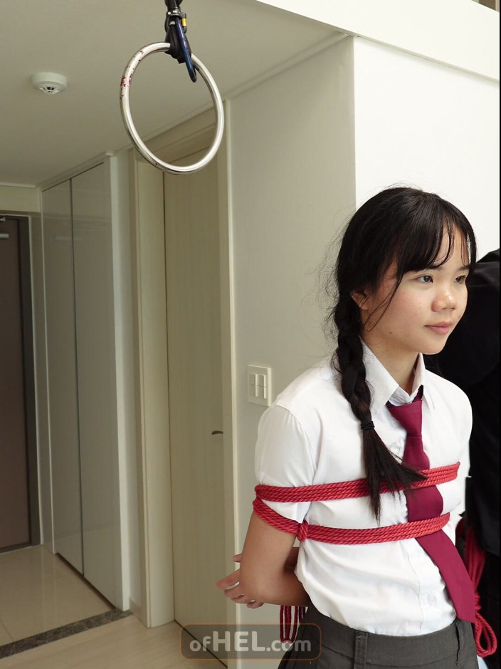 Girls of Hel: 亚洲女学生 - 被绑住并被吊死并达到高潮