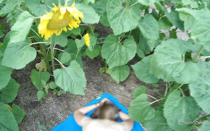 MILF Oxana: Ngentot kasar di bunga matahari!