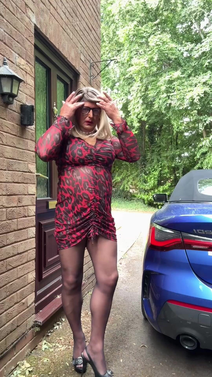 Kellycd2022: 穿着红色动物印花连衣裙和高跟鞋的性感 crossdresser Kellycd2022 准备开车出去