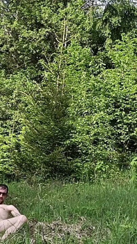 Draußen im Wald völlig nackt, riesig