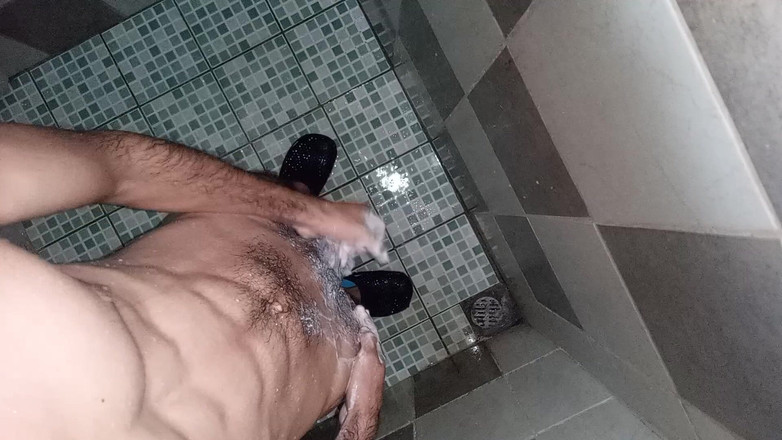 Cute boy jerks off: 少年は自慰をして、体の毛を全部落とし、お尻に付いた