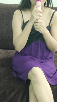 Indiana bonita Saara na siririca, mas pega pelo meio-irmão assistindo pornô e fodendo sua buceta apertada!